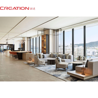 Ensemble de meubles d'hôtel sur mesure pour suite de luxe avec canapés, fauteuils, tables basses et espace bar