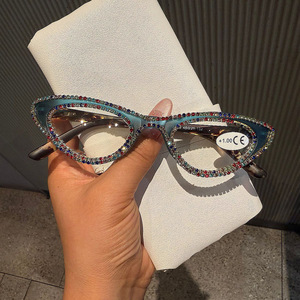 Occhiali da Lettura Retrò con Montatura a Occhio di Gatto, Eleganti Occhiali da Lettura con Strass e Aste Flessibili per Anziani - Product Image 3