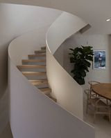 Escalier Courbé Artistique Nouvelle Conception en Promotion avec Verre Trempé/Fer Forgé/Garde-corps à Câbles, Marches en Marbre ou Bois pour Villa