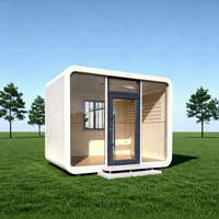 Maison capsule moderne préfabriquée, écologique et durable, avec structure en verre trempé, villa, appartement, hôtel, salon extérieur
