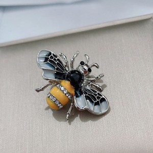 Broche de Abeja Adorable Chapado en Oro con Hebilla Decorativa Multifunción para Mujeres y Hombres - Regalo para Bodas/Fiestas de Compromiso - Product Image 3