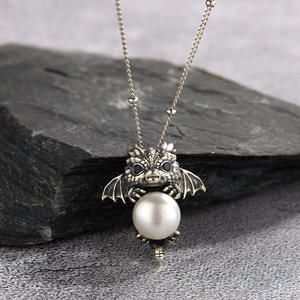 हस्तनिर्मित स्टर्लिंग चांदी ड्रैगन पेलेंट हार कस्टम ऑक्साइड 925 चांदी के बच्चे ड्रैगन सफेद मीठे पानी मोती हार हार - Product Image 1