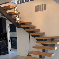 Escalier en colimaçon flottant à poutre inclinée simple en acier au carbone sur mesure, avec marches en bois massif pour maison résidentielle