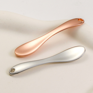Mini cuillère de beauté en alliage de zinc avec logo personnalisé, applicateur de crème pour le visage, forme de pelle dorée, argentée, recyclable, outil de maquillage - Product Image 2