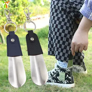 ملعقة حذاء قابلة للطي جلدية اصطناعية من الفولاذ المقاوم للصدأ مع أداة رفع قرون الأحذية من Keychain
