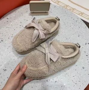 Pantuflas de plataforma para mujer, personalizadas, de alta calidad, con decoración de lazo, forro de felpa cálido, antideslizantes, informales, de invierno, estilo UGG, de lana. - Product Image 4