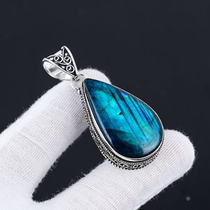 เงินแท้ 925 ทำมือสำหรับผู้หญิง ประดับด้วยพลอยลาบราดอไรต์ธรรมชาติทรงคลาสสิก ตัวเรือนแบบฝังขอบ สามารถปรับแต่งได้ พร้อมจี้แฟชั่น - Product Image 1