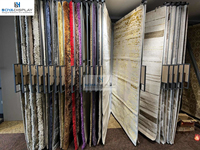 Présentoir Personnalisable Écologique pour Tapis, Moquettes et Tissus, Résistant à l'Eau, avec Cintres Métalliques et Étagères, Idéal pour la Vente au Détail