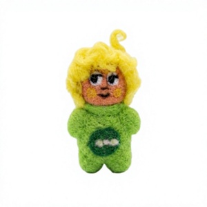 Poupée décorative artisanale en feutre de laine écologique, style dessin animé, en forme d'animal blond, pour Noël vert - Product Image 2