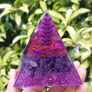 Pirámide de Resina Epoxi con Virutas de Amatista, Adorno de Escritorio, Decoración Feng Shui, Regalo de Cristal Morado - Product Image 3