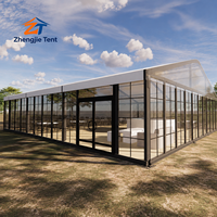 Tente Arcum avec panneaux de verre pour toit, structure moderne et transparente pour expositions et événements en plein air, imperméable, durable, crée une ambiance accueillante