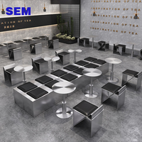 Ensemble de meubles de restaurant, bar et cantine de style moderne et luxueux, canapé et chaises de style industriel, combinaison table et chaises