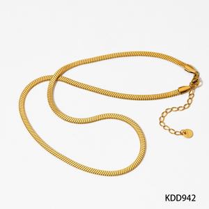 Collar de cadena de hueso de serpiente chapado en oro de 18 quilates para mujer, diseño moderno de espiga plana de doble cara, ideal para aniversario - Product Image 4
