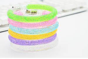 Pulsera de burbujas unisex multicolor luminosa con flash LED, juguete iluminado para conciertos y fiestas - Product Image 6