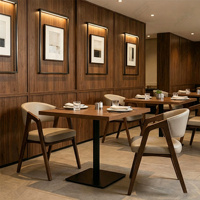 Mobilier de restaurant exclusif vintage marron en bois de bistrot, canapés banquette incurvés et rembourrés personnalisables et ensembles table-chaises