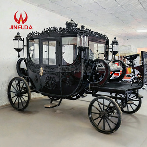 Chariot de luxe de style Cendrillon pour événements, avec accents dorés et sièges confortables - Product Image 2