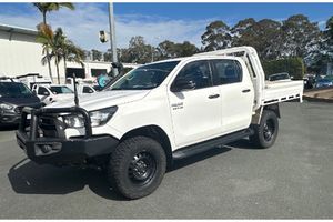 FAIRLY Used 2021 to Yo Ta Hi-Lux <span class=keywords><strong>SR</strong></span> 2.8L Turbo Diesel <span class=keywords><strong>4X4</strong></span> Pickup Truck - Product Image 4