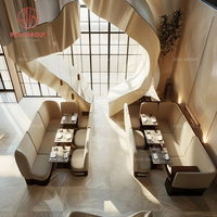 Muebles de comedor de lujo Sofás de tela beige curvo con base de metal dorado y mesas redondas de madera para restaurante