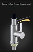 Robinet de cuisine moderne à une poignée en acier inoxydable 304 Tube universel en silicone coloré bon marché Caractéristique rotative à col flexible