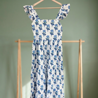 Robe longue en coton tissé imprimé à la main pour femme, avec base blanche éclatante et motifs floraux bleus vifs.