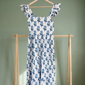 Robe longue en coton tissé imprimé à la main pour femme, avec base blanche éclatante et motifs floraux bleus vifs. - Product Image 3