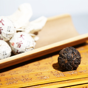 Té Pu'er Crudo Da Xue Shan, Mini Bolas <span class=keywords><strong>de</strong></span> Té en Forma <span class=keywords><strong>de</strong></span> Perla <span class=keywords><strong>de</strong></span> Dragón, <span class=keywords><strong>de</strong></span> Árboles Antiguos <span class=keywords><strong>de</strong></span> Yunnan Lincang, <span class=keywords><strong>de</strong></span> Alta Gama, Venta al por Mayor, 7g*10 Unidades en Papel - Product Image 2