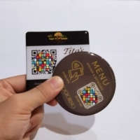 Tablero de pegatinas de mesa acrílica RFID NFC 13,56 MHz para menú de restaurante de Hotel Facebook Google Comment Card QR Code Social