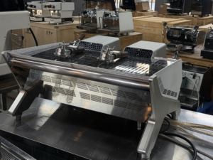 Machine à café semi-automatique italienne à double tête de deuxième génération, modèle commercial Wendouji Mantis - Product Image 5