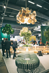 Chaise d'attente 870D personnalisée en acier inoxydable de qualité supérieure avec pieds en métal noir Banc de loisirs publics de luxe Chaise artistique d'extérieur - Product Image 4