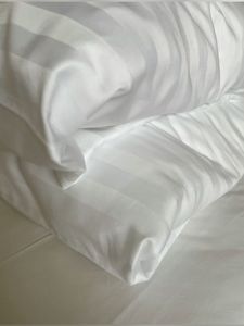 Parure de lit hôtelière 4 pièces en coton 100% blanc uni, 300 fils/cm², tissée, respirante, pour usage domestique, pour lit de 1,8 m, avec drap et taies d'oreiller - Product Image 3