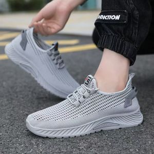 รองเท้ากีฬา YATAI รุ่นใหม่สำหรับฤดูใบไม้ผลิและฤดูร้อน น้ำหนักเบา ดีไซน์ทันสมัยสำหรับผู้ชาย รองเท้าลำลองแบบตาข่าย พื้นรองเท้าและพื้นรองเท้าด้านนอกทำจาก PVC - Product Image 3