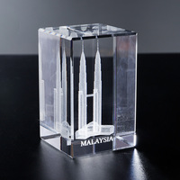 Ornement en cristal carré sculpté en 3D personnalisé en forme de double tour pour souvenirs touristiques de Malaisie