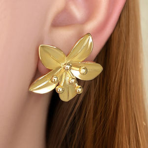 Boucles d'oreilles clous en laiton plaqué or 18 carats sans nickel, motif fleur épanouie exagérée, style bohème, bijoux de luxe pour l'été et les vacances - Product Image 3