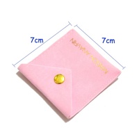 Pochette à bijoux personnalisée en velours rose avec rabat triangulaire, bouton doré et logo doré