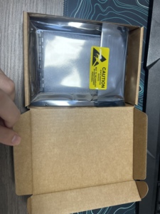 Caja de Almacenamiento de Datos Automotriz para Montaje en Panel VW P59464-001 con Marco Metálico, Interior Negro y Exterior Plateado - Product Image 3