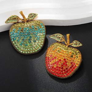 Spilla a forma di mela da 40 mm con strass a pavé, colore sfumato, placcata oro, elegante regalo <span class=keywords><strong>per</strong></span> Natale e la Festa degli <span class=keywords><strong>Insegnanti</strong></span> <span class=keywords><strong>per</strong></span> donna - Product Image 1