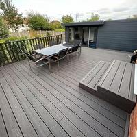 Terrasse extérieure en WPC durable - Matériau composite résistant à la décoloration et à longue durée de vie, adapté aux terrasses de jardin.