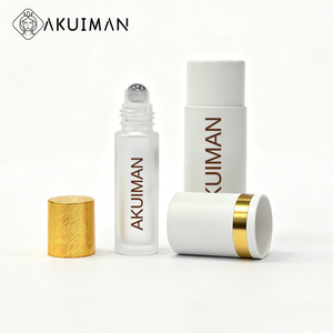 Botella de vidrio para aceites esenciales con logotipo personalizado, envase roll-on con tapa blanca y embalaje en tono dorado para cosméticos. - Product Image 2