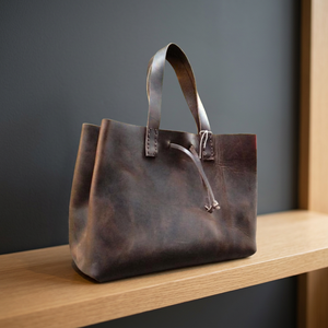 Pochette élégante en cuir véritable pour femme BS INTERNATIONAL avec bandoulière amovible, fermeture éclair et impression de logo personnalisée, grande taille - Product Image 1