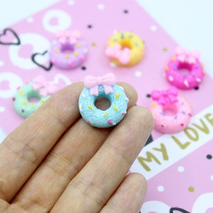 Cabujón de resina de 15 mm con parte trasera plana, diseño de donut simulado con lazo, para decoración de casas de muñecas y accesorios DIY para lazos de pelo - Product Image 2