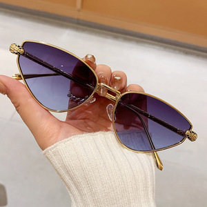 SPOEN Lunettes de soleil œil de chat à monture complète, verres dégradés UV400, lunettes de soleil décontractées à la mode pour femmes - Product Image 2