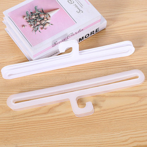 中国制造衣柜用透明塑料矩形围巾和带挂钩的毛巾展示架 - Product Image 1