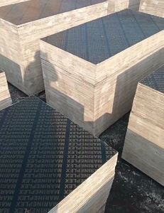 <span class=keywords><strong>Tablero</strong></span> <span class=keywords><strong>fenólico</strong></span> de encofrado de construcción marina de madera contrachapada con película negra de 1220x2440MM 18mm - Product Image 1