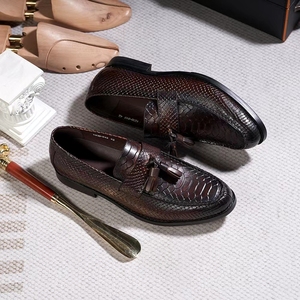 Chaussures élégantes de haute qualité pour hommes, chaussures rétro en cuir de vache gaufré motif serpent, chaussures de mariage à enfiler, <span class=keywords><strong>mocassins</strong></span> à pampilles pour hommes - Product Image 1