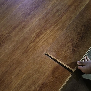Mejor <span class=keywords><strong>Precio</strong></span> en Piso <span class=keywords><strong>Laminado</strong></span> de Madera Resistente al Agua, Ac4 <span class=keywords><strong>Ac5</strong></span>, 12mm 8mm, HDF Clase, Piso <span class=keywords><strong>Laminado</strong></span> de Alto Brillo - Product Image 4