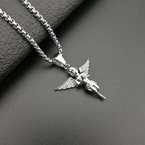 Colgante de Ángel Pequeño en Acero Inoxidable Chapado en Oro de 18K a Precio Competitivo - Product Image 5