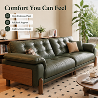 Canapé en cuir de style mi-siècle, assise profonde et confortable, siège capitonné, pieds arrondis en bois, style élégant pour un salon chaleureux