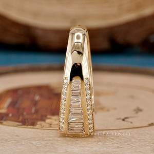 Impresionante anillo de diamantes de joyería fina con banda dividida y un deslumbrante diamante central para propuestas inolvidables. - Product Image 3