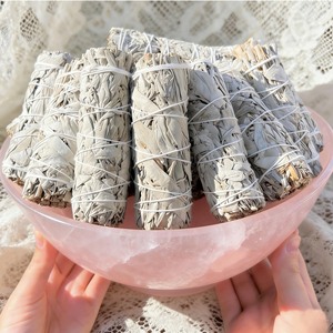 Cône d'encens <span class=keywords><strong>Sauge</strong></span> <span class=keywords><strong>Blanche</strong></span> & Palo Santo 4 pouces – Aromatique et Écologique pour le Bureau – Purifie les Espaces et Favorise la Méditation et la Relaxation - Product Image 1