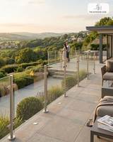 Système de balustrade en verre sur mesure avec poteaux en acier inoxydable 304 et verre trempé pour terrasses sur toits